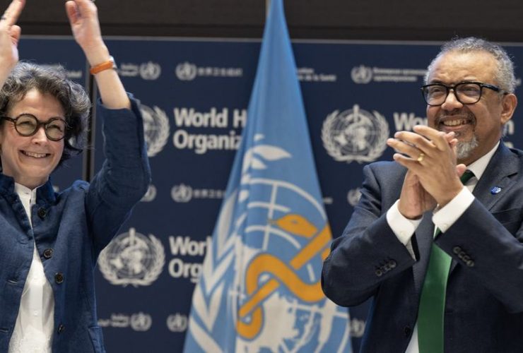 O diretor-geral da OMS, Tedros Adhanom Ghebreyesus (à direita), e a copresidente do INB, Anne-Claire Amprou, da França (à esquerda), comemoram a conclusão das negociações nas primeiras horas de 16 de abril de 2025. Foto de Christopher Black para a OMS