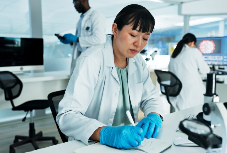 Cientista, mulher e escrevendo notas em laboratório com pesquisa médica, planejamento e solução na farmácia Por YuriArcursPeopleimages