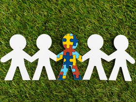 Vista superior do garoto especial com autismo entre outro em fundo verde Por LightFieldStudios