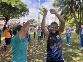 Imagem de acompanhantes se exercitando no jardim do hospital.