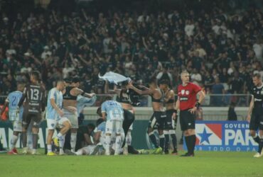 Imagem de jogadores do clube do Remo e Paysandu durante a colisão dos jogadores.