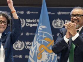 O diretor-geral da OMS, Tedros Ghebreyesus (à direita), e a copresidente INB, Anne Claire Amprou, da França (à esquerda), comemoram as conclusões das negociações.