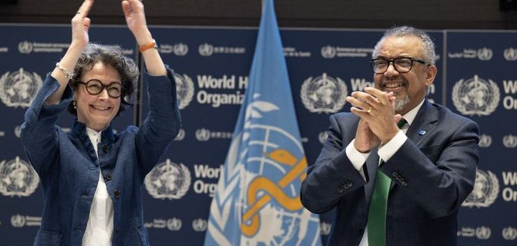 O diretor-geral da OMS, Tedros Ghebreyesus (à direita), e a copresidente INB, Anne Claire Amprou, da França (à esquerda), comemoram as conclusões das negociações.