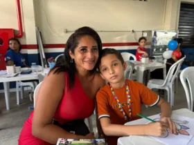 Regina Jardim ao lado do filho, Otávio